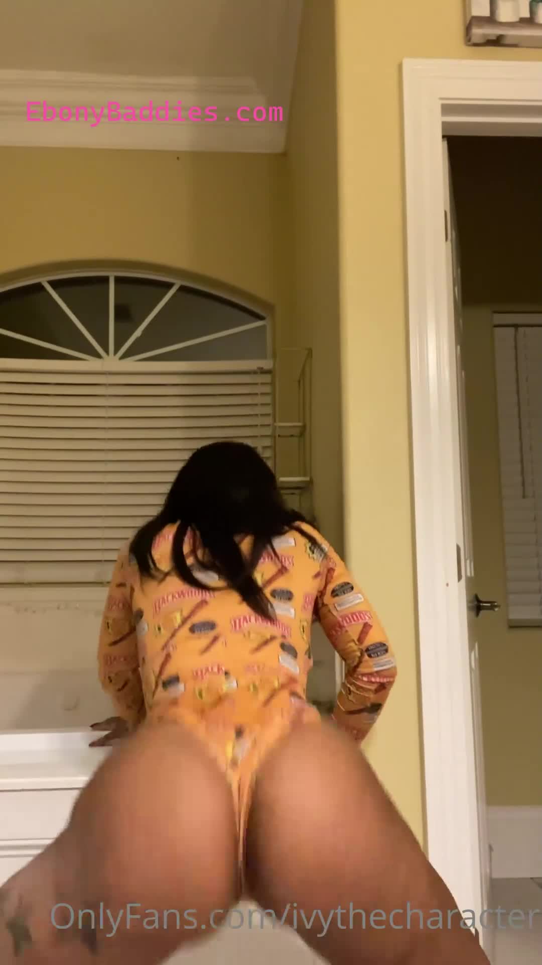 ivythecharacter darkskin freak loves to twerk 15